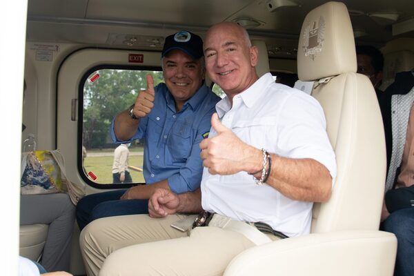Jeff Bezos visita un parque de la Amazonía colombiana junto al presidente Duque - MarketData