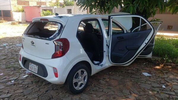 Reventó el auto de su pareja y luego chocó contra un árbol