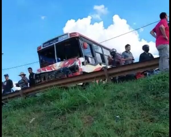 Bus chatarra ocasiona grave accidente: le salió el volante y chocó motocicleta