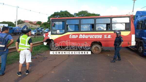 Bus chatarra pierde volante y ocasiona grave accidente - La Clave