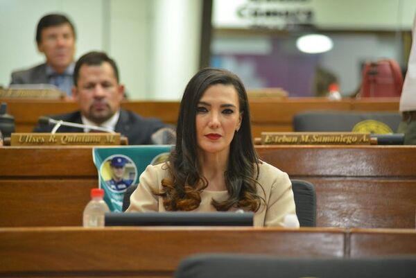 Guadalupe Aveiro no se presentó a la sesión en su segundo día en Diputados - Nacionales - ABC Color