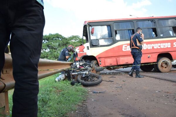 Colectivo llevó por delante a motociclistas tras perder su volante