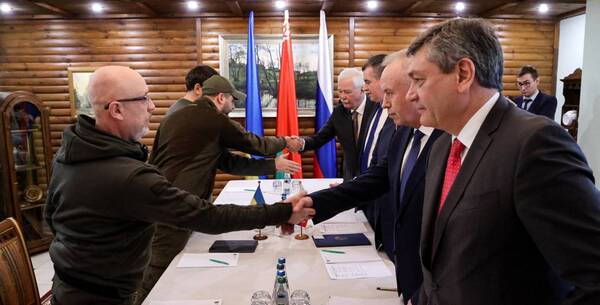Crónica / Algo es algo: Rusia y Ucrania acuerdan un “alto al fuego” parcial