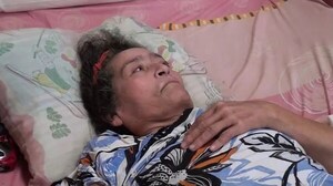 Vive postrada en cama, solicita ayuda y clama poder ver a su hijo