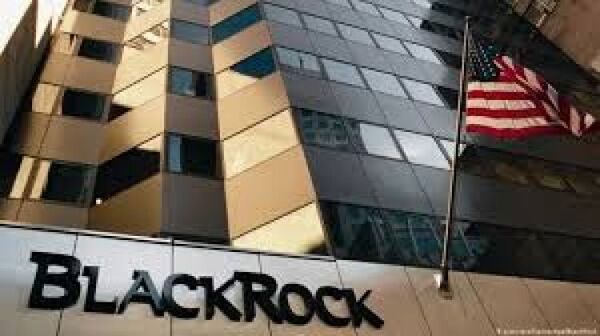BlackRock suspende la compra de valores rusos por la guerra en Ucrania