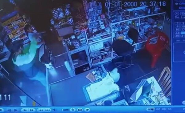Roban celulares y dinero en asalto a minimercado
