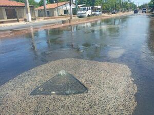 Agua servida de Essap riega avenida de San Antonio - Nacionales - ABC Color