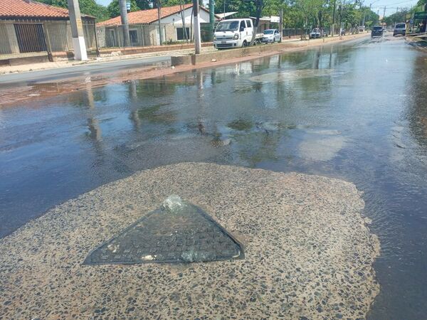 Agua servida de Essap riega avenida de San Antonio - Nacionales - ABC Color