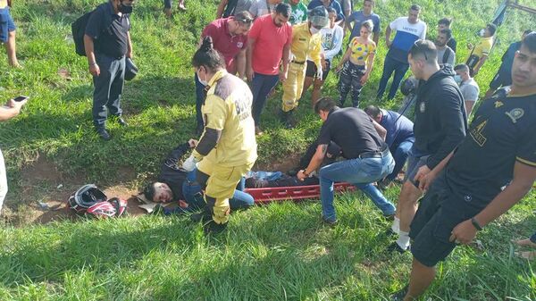 Bus “chatarra” pierde volante y causa grave accidente  - ABC en el Este - ABC Color