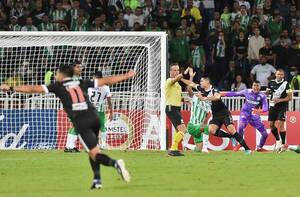 Crónica / Olimpia pisa fuerte en Medellín y avanza en la Copa