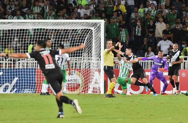 Crónica / Olimpia pisa fuerte en Medellín y avanza en la Copa