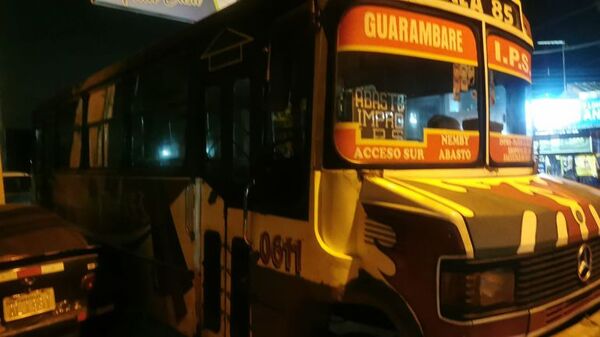 Rozó con motociclista, cayó al pavimento y lo arrolló un bus - Nacionales - ABC Color