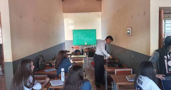 La Nación / Clausuran aulas por peligro de derrumbe y alumnos, en pasillos
