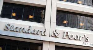 S&P bajó la nota de deuda de Rusia a
