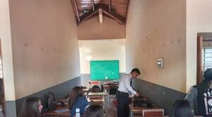 Clausuran aulas por peligro de derrumbe y alumnos, en pasillos - Radio Imperio