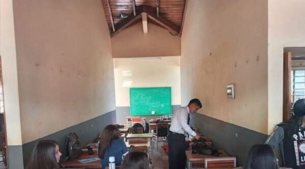 Clausuran aulas por peligro de derrumbe y alumnos, en pasillos - Radio Imperio