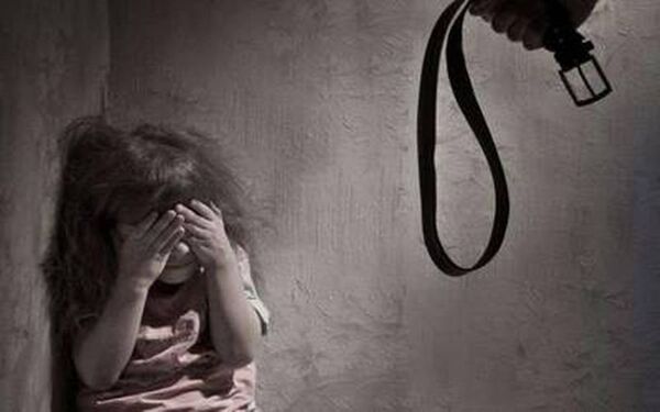 Pegó con cinto y cable a sus 4 hijos y su expareja la denunció