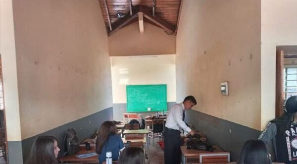 Clausuran aulas por peligro de derrumbe y alumnos, en pasillos