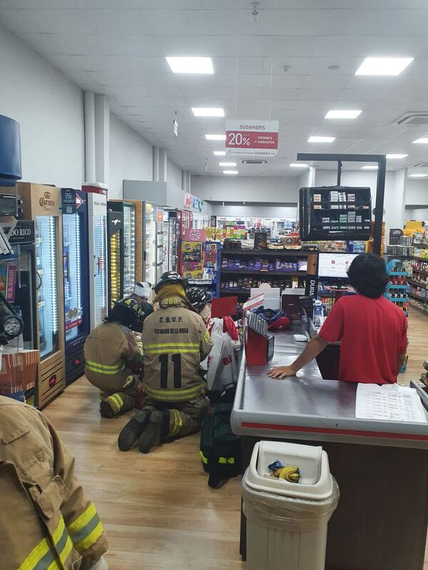 Asaltantes hieren a guardia de una de las tiendas de la cadena Biggie - Nacionales - ABC Color