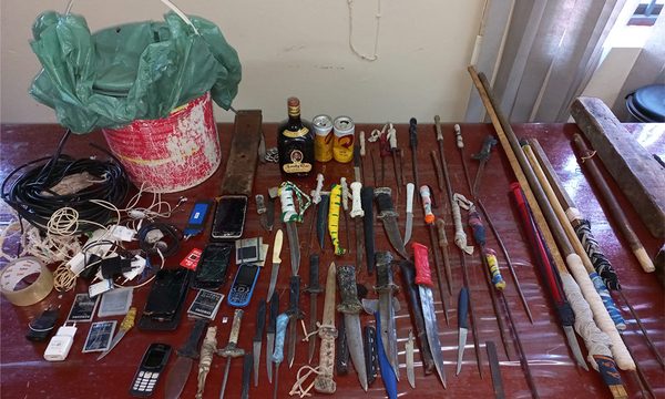 Armas blancas y bebidas alcohólicas durante requisa en cárcel de Coronel Oviedo - OviedoPress