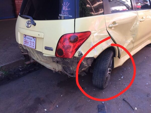Dejó estacionado su vehículo para evitar accidentes, pero cuando despertó encontró que le chocaron » San Lorenzo PY