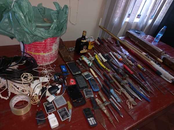 Diario HOY | Requisas en cárceles de Oviedo y Emboscada 