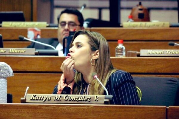 Kattya González también dice que es víctima de supuesto espionaje