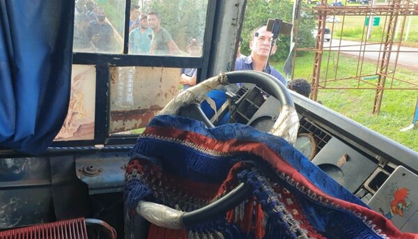 COLECTIVO PIERDE EL VOLANTE Y OCASIONA ACCIDENTE - La Voz del Norte