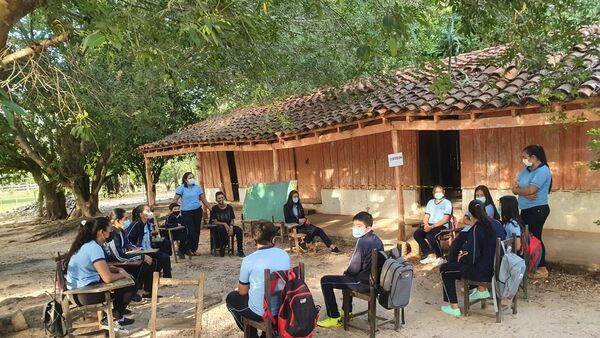 Tras iniciar clases bajo árboles, MEC da dinero para reparación de escuela