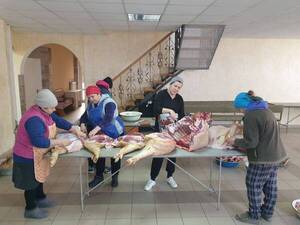 Crónica / Así cocinan las ucranianas para repartir comida a los soldados