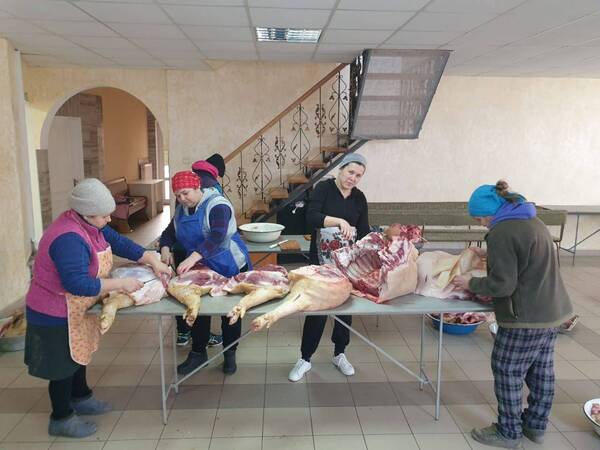 Crónica / Así cocinan las ucranianas para repartir comida a los soldados