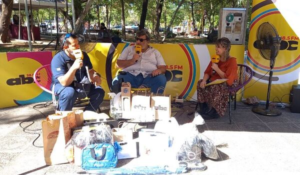 La 98.5 festeja sus tres años con sus oyentes, en la calle Palma - Gente - ABC Color