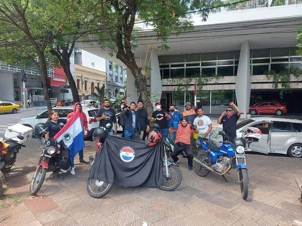 Crónica / Deliverys piden a senadores regular el laburo