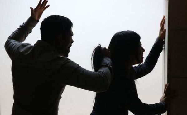 Hombre golpeó a su pareja porque alguien le envió mensaje