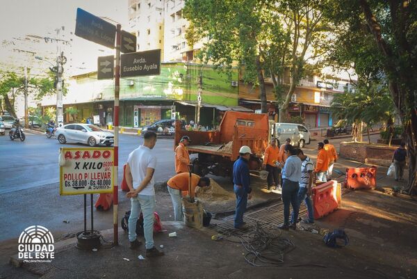 Reparan alcantarillado en el microcentro - La Clave
