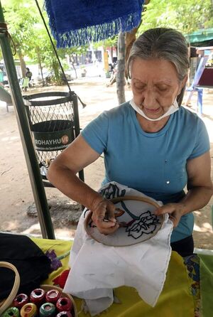 Artesanas demuestran su talento por el “Día Internacional de la Mujer” en plaza céntrica - Nacionales - ABC Color