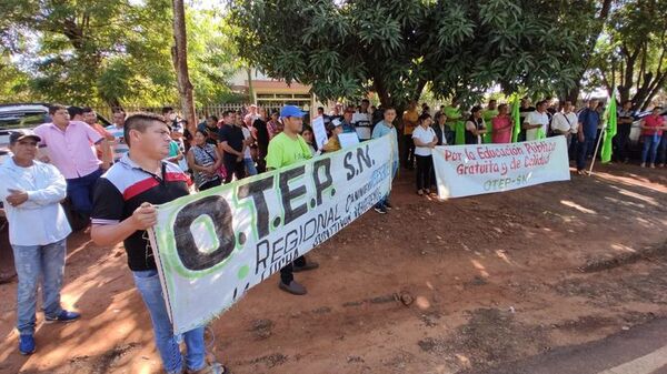 Docente y padres de familia se manifiestan contra resolución de MEC sobre plurigrado - Nacionales - ABC Color