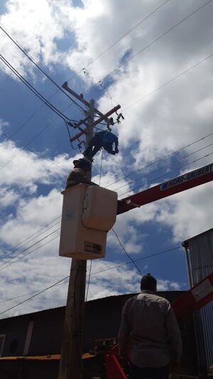 Funcionario de la ANDE quedó colgado por una columna tras sufrir una descarga eléctrica