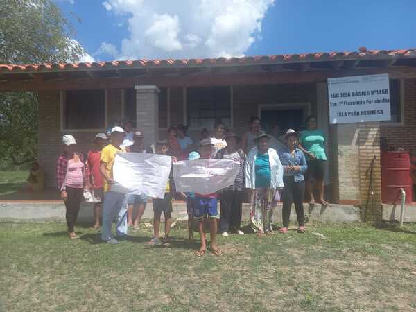 Padres cierran escuela en protesta por retiro de rubros | Radio Regional 660 AM