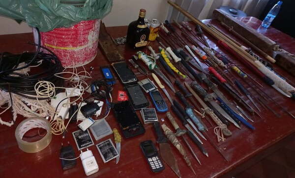 Incautan celulares, armas blancas y bebidas durante requisa en cárcel de Coronel Oviedo - Noticiero Paraguay