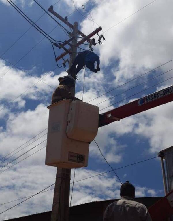 Crónica / Recibió feroz descarga eléctrica pero ¡lograron salvarlo!