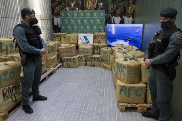 Detenidas 14 personas cuando desembarcaban 2.240 kilos de hachís en Ibiza