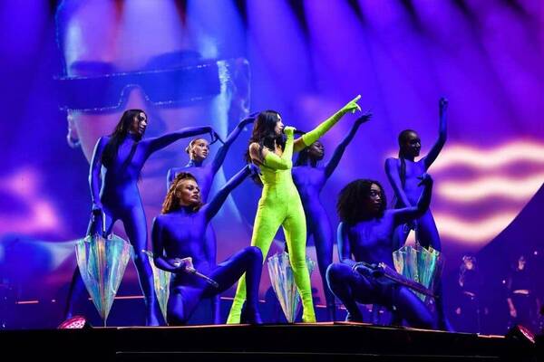 Crónica / [VIDEO] Se le cayó el micrófono a Dua Lipa y le pillaron que hacía playback