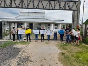 Descontratados del IPS siguen movilizados en Puerto Casado - Noticias del Chaco - ABC Color