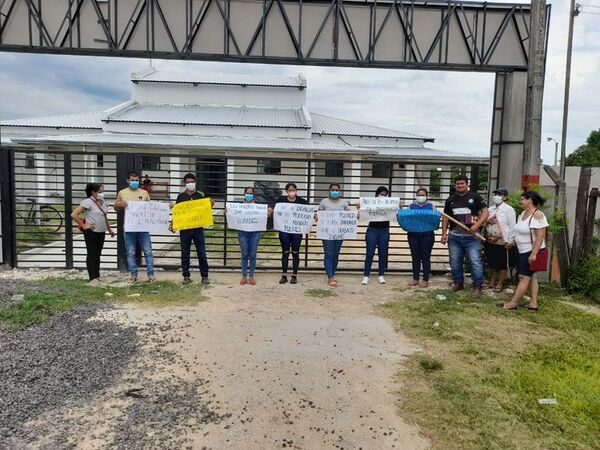 Descontratados del IPS siguen movilizados en Puerto Casado - Noticias del Chaco - ABC Color