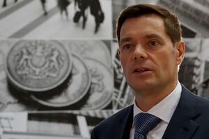 El oligarca más rico de Rusia busca escapar de las sanciones trasfiriendo su holding minero a su esposa