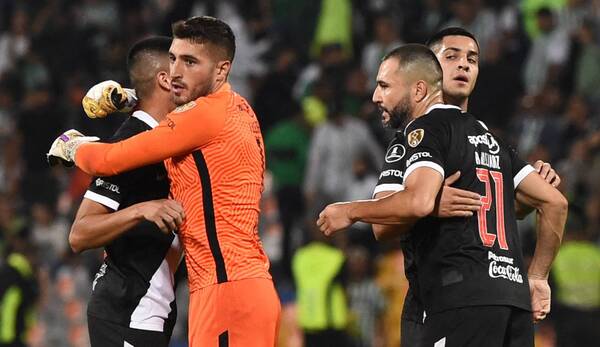 Crónica / "Enorgullece cómo se matan dentro de la cancha"