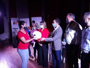 San Lorenzo: entregan los primeros 100 cascos gratis de la campaña #UsáLaCabeza - Nacionales - ABC Color
