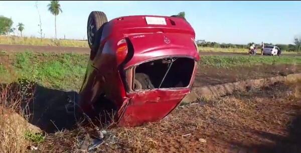 Reventón de neumático provoca vuelco sobre la Ruta PY08