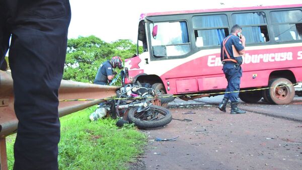 Micro se quedó sin volante y embistió a pareja en moto